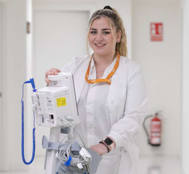 Míriam Farnós, Auxiliar de enfermería